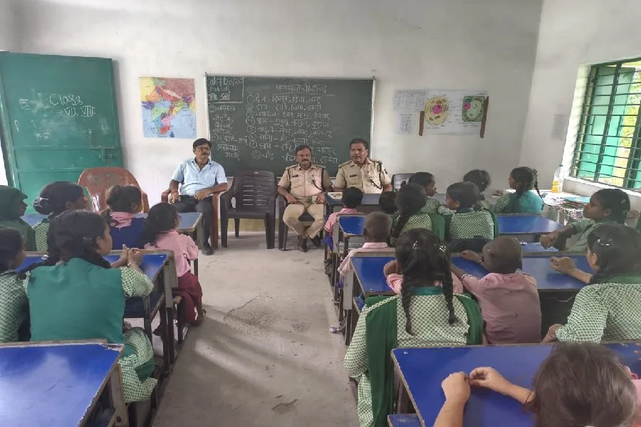 सोनारी राजकीय जनता मध्य विद्यालय में साइबर सुरक्षा जागरूकता और नशा मुक्ति कार्यक्रम