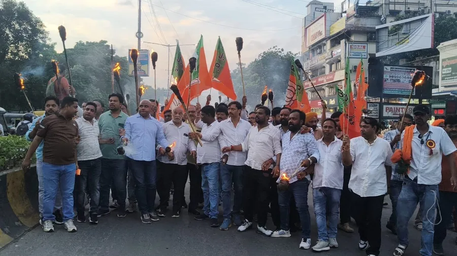 जेपीएससी भर्ती परीक्षाओं में अनियमितताओं के खिलाफ भाजपा ने जमशेदपुर में निकाला मशाल जुलूस