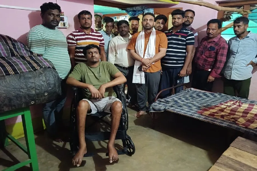 नाम्या स्माइल फाउंडेशन ने आशीष घोष को दी व्हीलचेयर, जीवन बना आसान