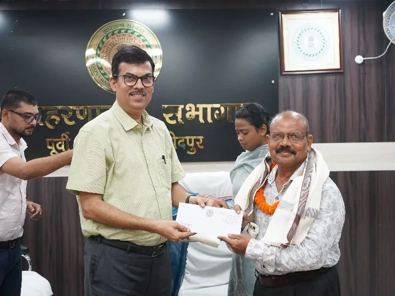 समाहरणालय में सेवानिवृत्त शिक्षकों को जिला प्रशासन ने दी भावभीनी विदाई