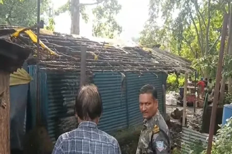 सरायकेला राजेश होटल में भीषण आग से लाखों का नुकसान, पुलिस जांच में जुटी