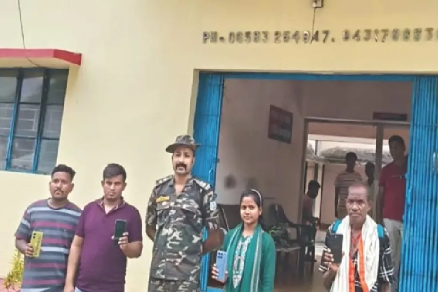 खरसावां पुलिस ने 4 गुम मोबाइल फोन बरामद कर असली मालिकों को लौटाए