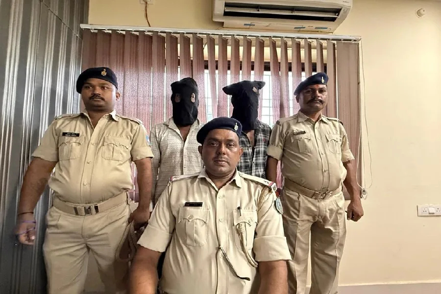 आदित्यपुर में अवैध स्क्रैप कारोबार पर पुलिस की कार्रवाई, दो वाहन जब्त और दो गिरफ्तार