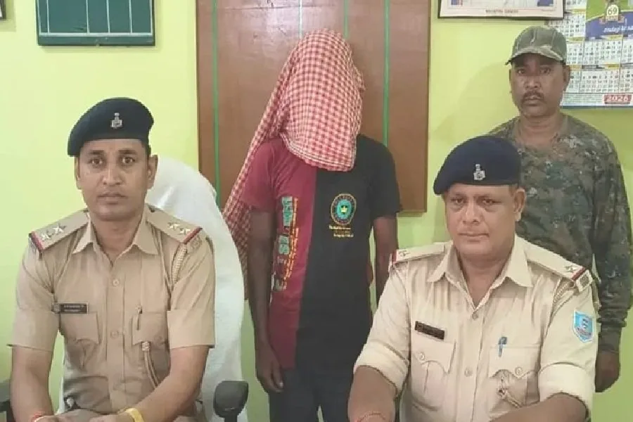 आदित्यपुर पुलिस ने 23 साल से फरार स्थायी वारंटी को अड्डे से पकड़ लिया