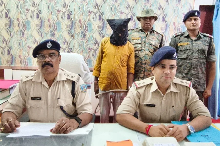 ईचागढ़ पुलिस ने 3 किलो अफीम के साथ तस्कर किया गिरफ्तार, दूसरा फरार