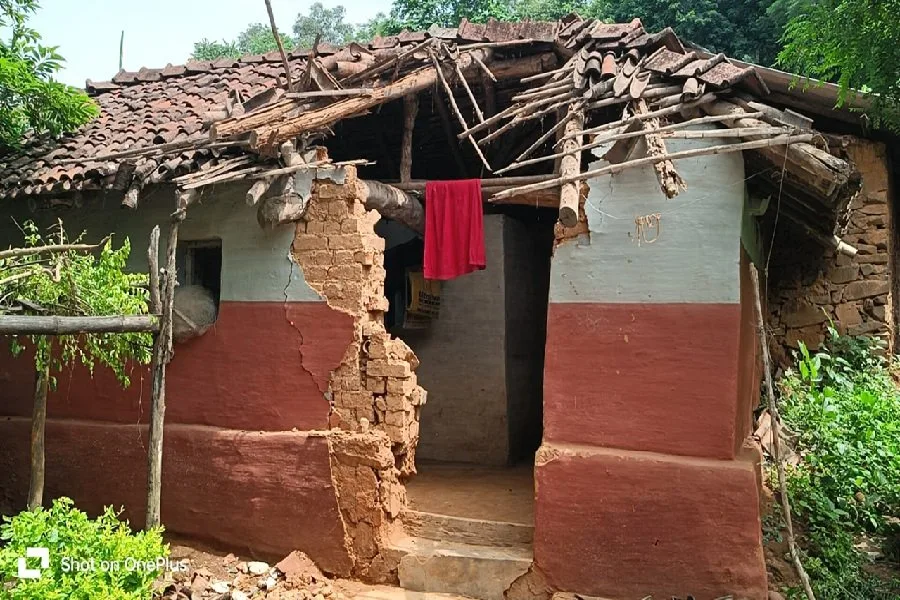 चांडिल के सालडीह में जंगली हाथी ने मिट्टी के घर को किया तहस-नहस, गृहस्वामी ने की जान बचाने की कोशिश