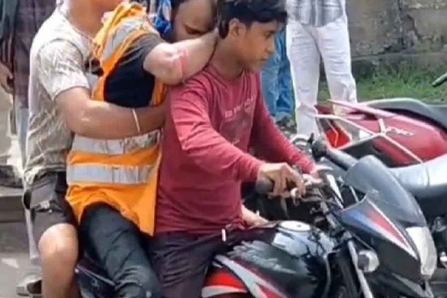 मानगो पुल सड़क हादसे में टाटा स्टील कर्मचारी घायल, पुलिस ने बाइक सवार फरारों की खोज शुरू की