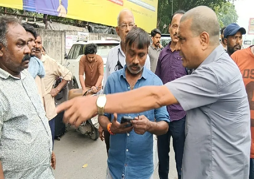 साकची सड़क हादसा: तेज बस ने स्कूटी सवार युवक को टक्कर मारी, अस्पताल में हालत गंभीर