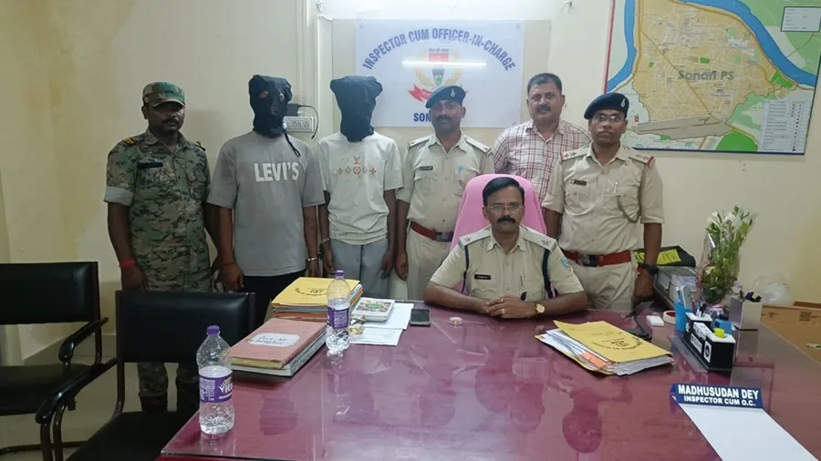 सोनारी चेन छिनतई का भंडाफोड़: महिला से सोने की चेन छीनने वाले दो आरोपी गिरफ्तार