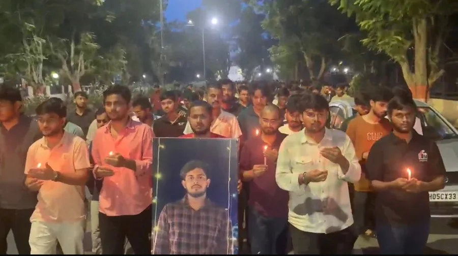 एनआईटी जमशेदपुर के छात्र तनवीर को कैंडल मार्च के जरिए श्रद्धांजलि, लोन माफी और आर्थिक मदद की मांग